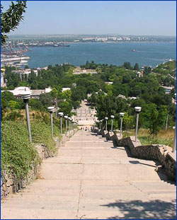 Вид на Митридатскую лестницу и Керченскую бухту с самого верха