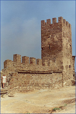 Башня и фрагмент стены Генуэзской крепости