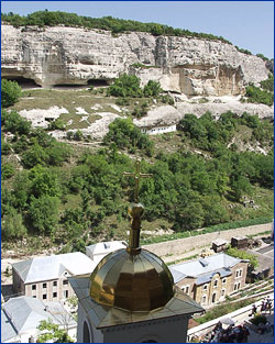 Вид на Тепе-Кермен от Успенского монастыря